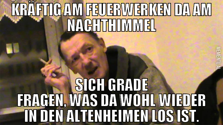 Kräftig am feuerwerken da am Nachthimmel Sich grad