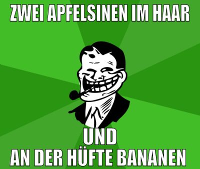 Zwei Apfelsinen im Haar und an der Hüfte Bananen