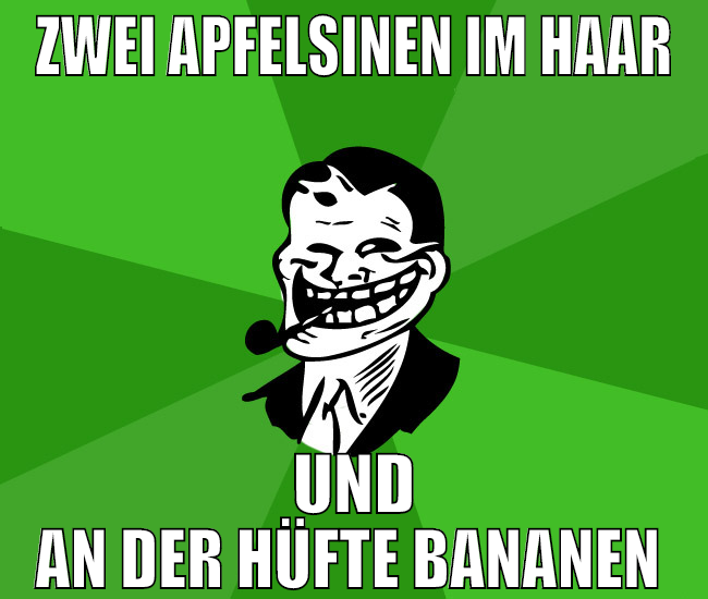 Zwei Apfelsinen im Haar und an der Hüfte Bananen