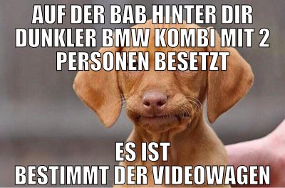 Auf der BAB hinter dir dunkler BMW Kombi mit 2 Per
