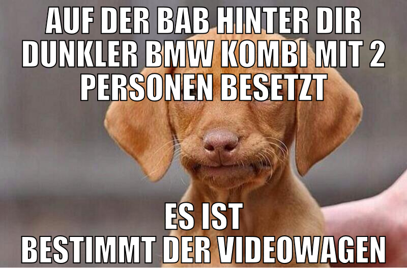 Auf der BAB hinter dir dunkler BMW Kombi mit 2 Per