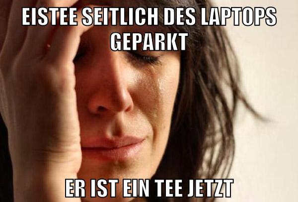 Eistee seitlich des Laptops geparkt er ist ein Tee jetzt