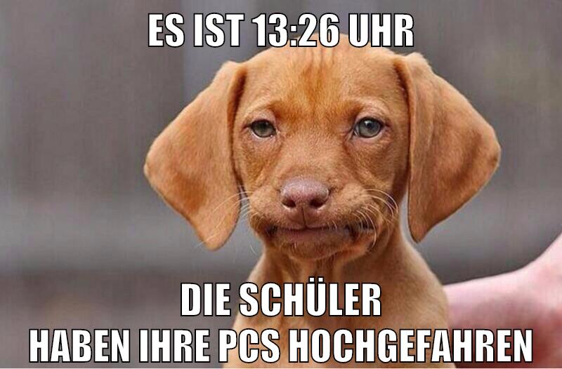es ist 13:26 uhr die schüler haben ihre pcs hochgefahren