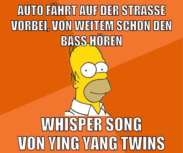 auto fährt auf der straße vorbei, von weitem schon den bass hören whisper song von ying yang twins