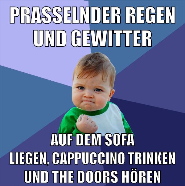 Prasselnder regen und gewitter auf dem sofa liegen, cappuccino trinken und the doors hören