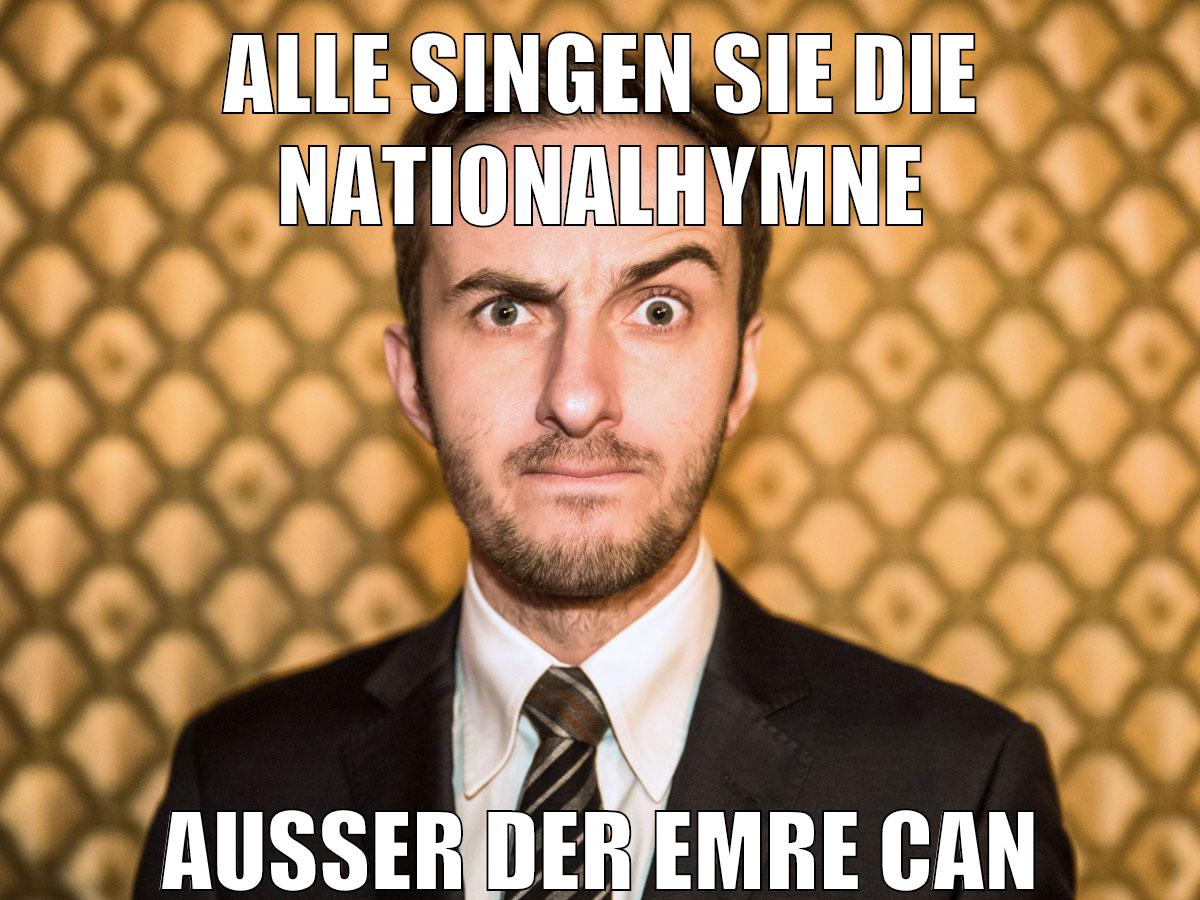 Alle singen sie die Nationalhymne außer der EMre Can