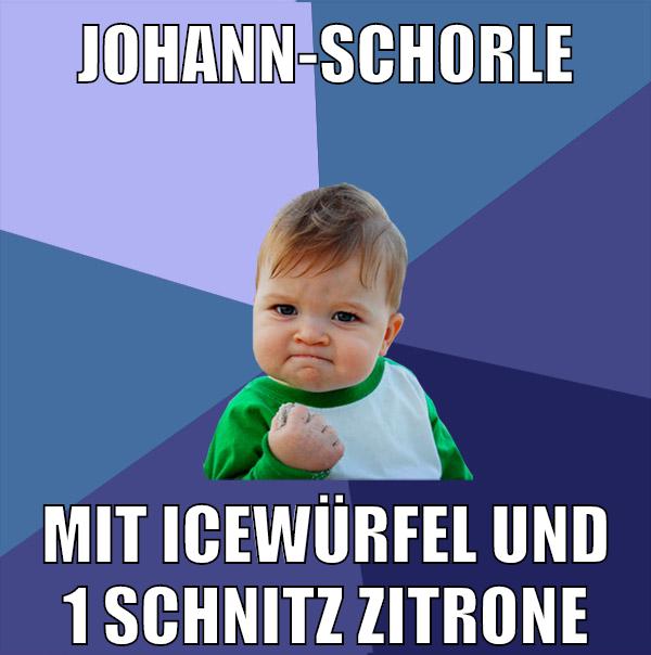 johann-schorle mit icewürfel und 1 schnitz zitrone