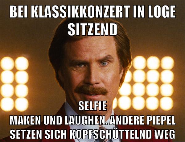 bei klassikkonzert in loge sitzend selfie maken und laughen. andere piepel setzen sich kopfschüttelnd weg