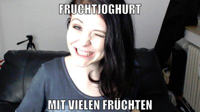 fruchtjoghurt mit vielen früchten