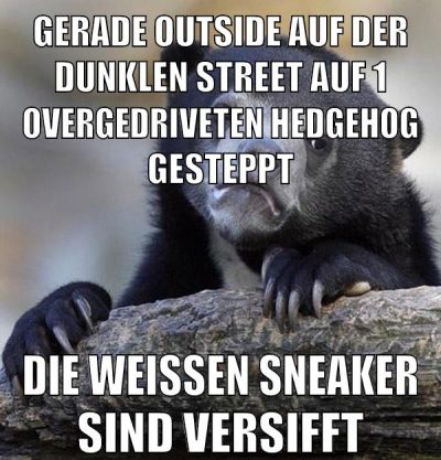 gerade outside auf der dunklen street auf 1 overgedriveten hedgehog gesteppt die weißen sneaker sind versifft