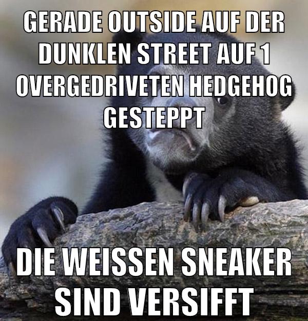 gerade outside auf der dunklen street auf 1 overgedriveten hedgehog gesteppt die weißen sneaker sind versifft