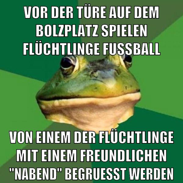 vor der türe auf dem bolzplatz spielen flüchtlinge fussball von einem der flüchtlinge mit einem freundlichen "nabend" begruesst werden