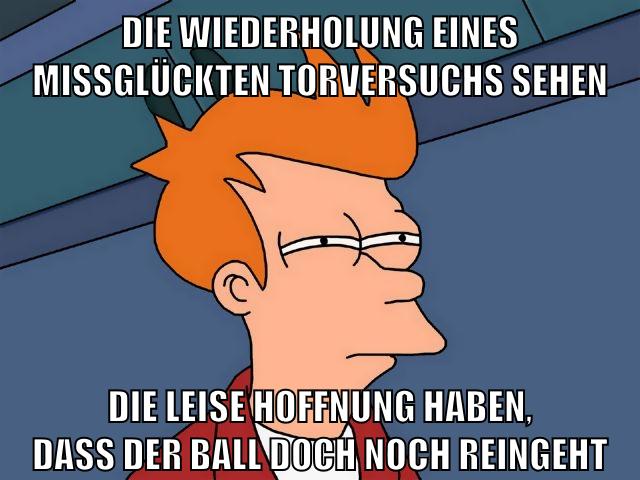 die Wiederholung eines missglückten torversuchs sehen die leise hoffnung haben, dass der Ball doch noch reingeht