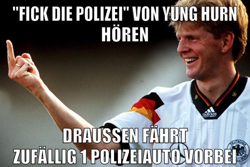 "fick die polizei" von yung hurn hören draußen fährt zufällig 1 polizeiauto vorbei