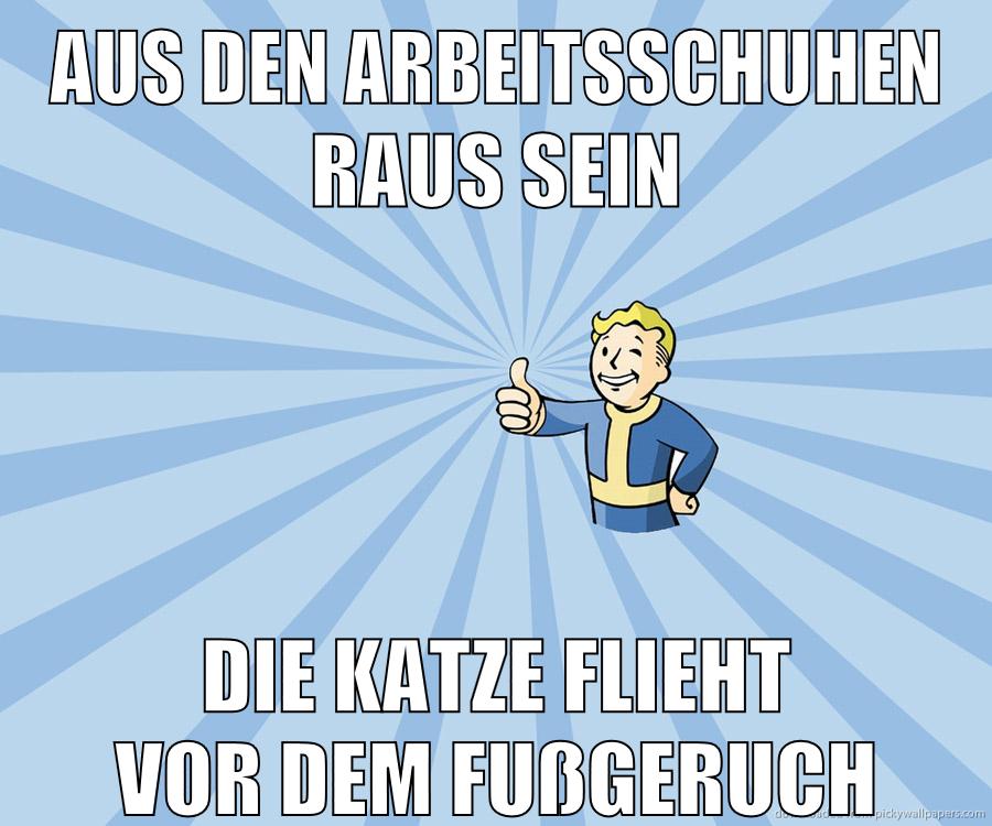 Aus den Arbeitsschuhen raus sein die katze flieht vor dem Fußgeruch