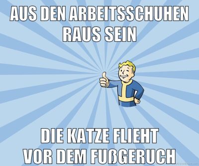 Aus den Arbeitsschuhen raus sein die katze flieht vor dem Fußgeruch