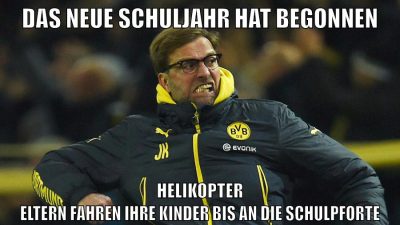 Das neue Schuljahr hat begonnen Helikopter Eltern fahren ihre Kinder bis an die Schulpforte