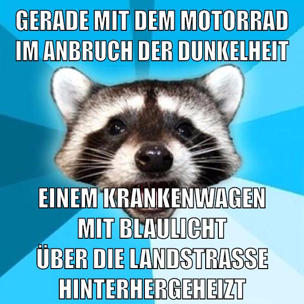 gerade mit dem motorrad im anbruch der dunkelheit einem krankenwagen mit blaulicht über die landstraße hinterhergeheizt