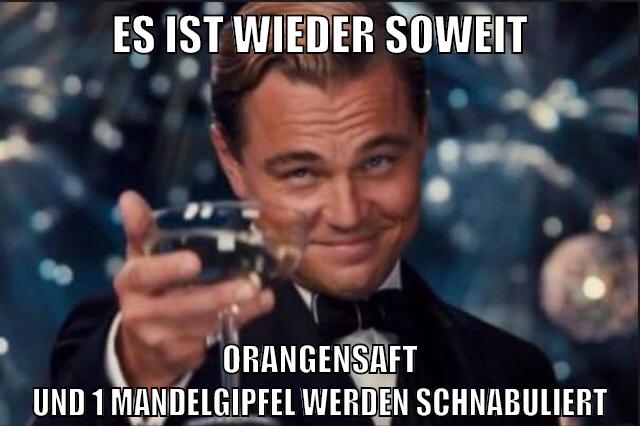es ist wieder soweit orangensaft und 1 mandelgipfel werden schnabuliert