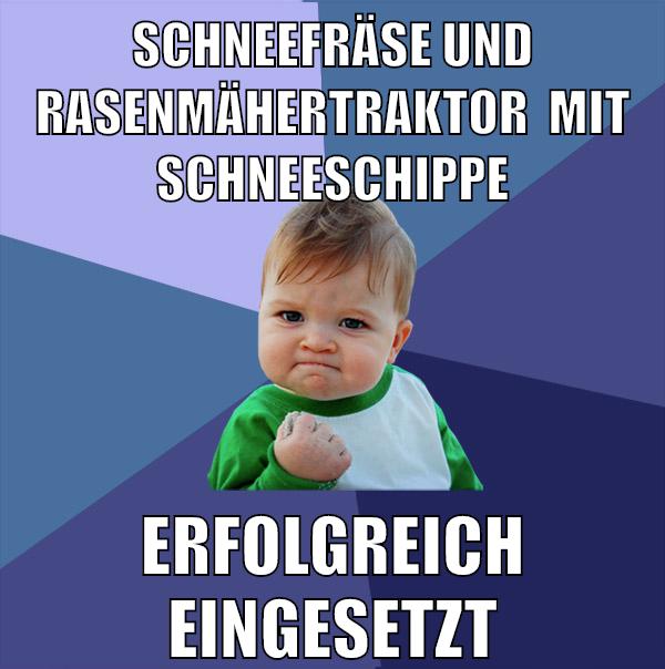 Schneefräse und Rasenmähertraktor  mit Schneeschippe erfolgreich eingesetzt