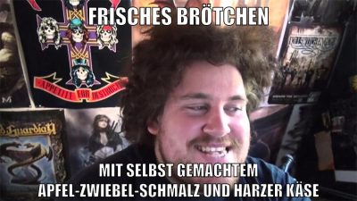 FRISCHES BRÖTCHEN MIT SELBST GEMACHTEM APFEL-ZWIEBEL-SCHMALZ UND HARZER KÄSE