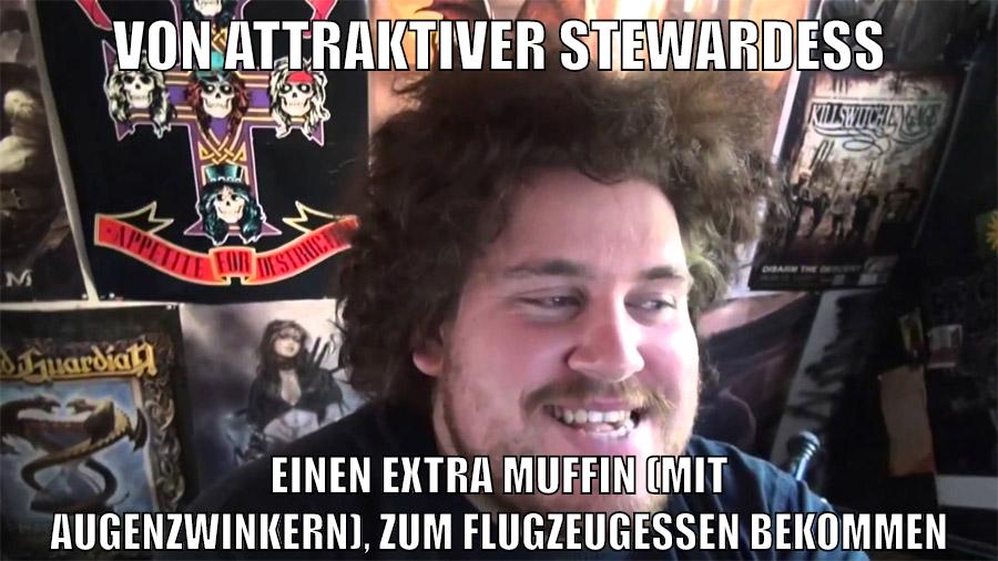 von attraktiver stewardess einen extra muffin (mit augenzwinkern), zum flugzeugessen bekommen