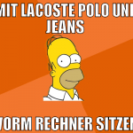 mit lacoste polo und jeans  vorm rechner sitzen