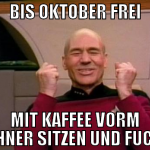 Bis Oktober Frei MIT KAFFEE VORM RECHNER SITZEN UN