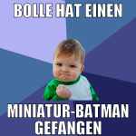 bolle hat einen miniatur-batman gefangen