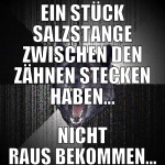 Ein Stück Salzstange zwischen den zähnen stecken h