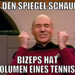 In den Spiegel schauen Bizeps hat das Volumen eine