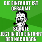 die einfahrt ist geräumt schnee liegt in der einfa