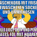 wäschekorb mit frisch gewaschenen socken und unter